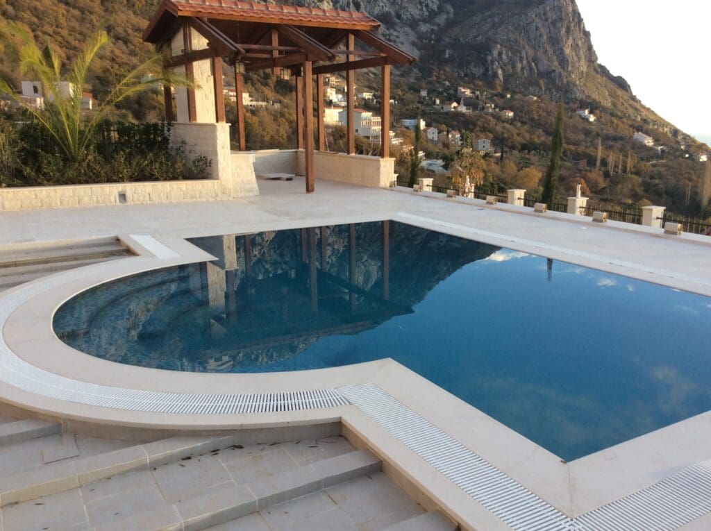 Wellnesspool 10 × 4,5 m mit Massagedüsen und Naturstein