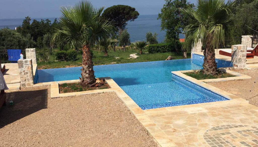 Familienpool 9 × 4,5 m mit automatischer Filteranlage