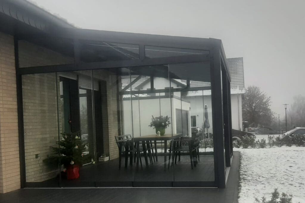 Елегантна закрита пергола або альтанка зі скляними стінами для цілорічного використання – ідеальне рішення для комфорту в будь-яку погоду.