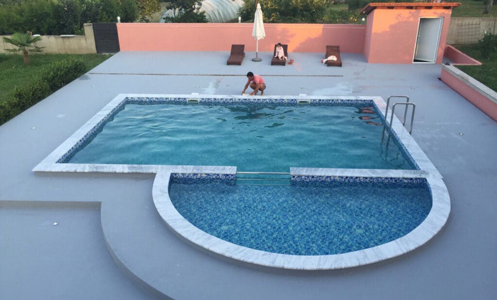 Klassisches Schwimmbecken 12×6 m mit strapazierfähigen Porzellanfliesen für den langfristigen Einsatz.