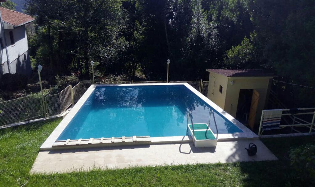 Überlaufpool 10 × 5 m mit Marmor-Mosaik und LED-Beleuchtung