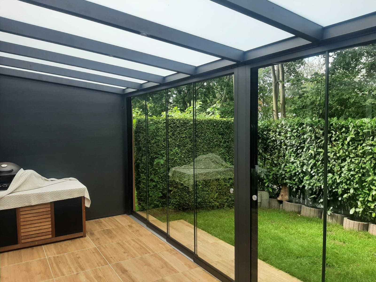 Moderní hliníková pergola se skleněnou střechou – elegantní řešení pro váš exteriér