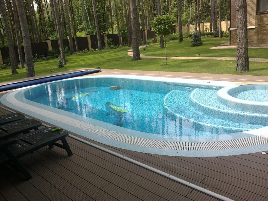 Designpool 7 × 3,5 m mit weißem Mosaik – minimalistisch und elegant