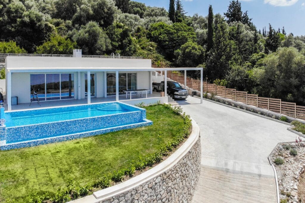 Rekreačnípool 8×3,5 m mit Natursteinverkleidung und integrierter Treppe.