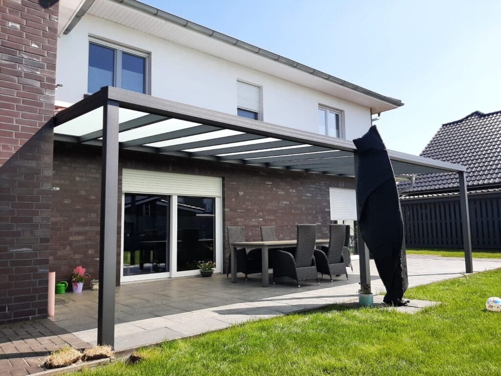 Стильна пергола для тераси 4x3 м – ідеальне місце для відпочинку в саду.