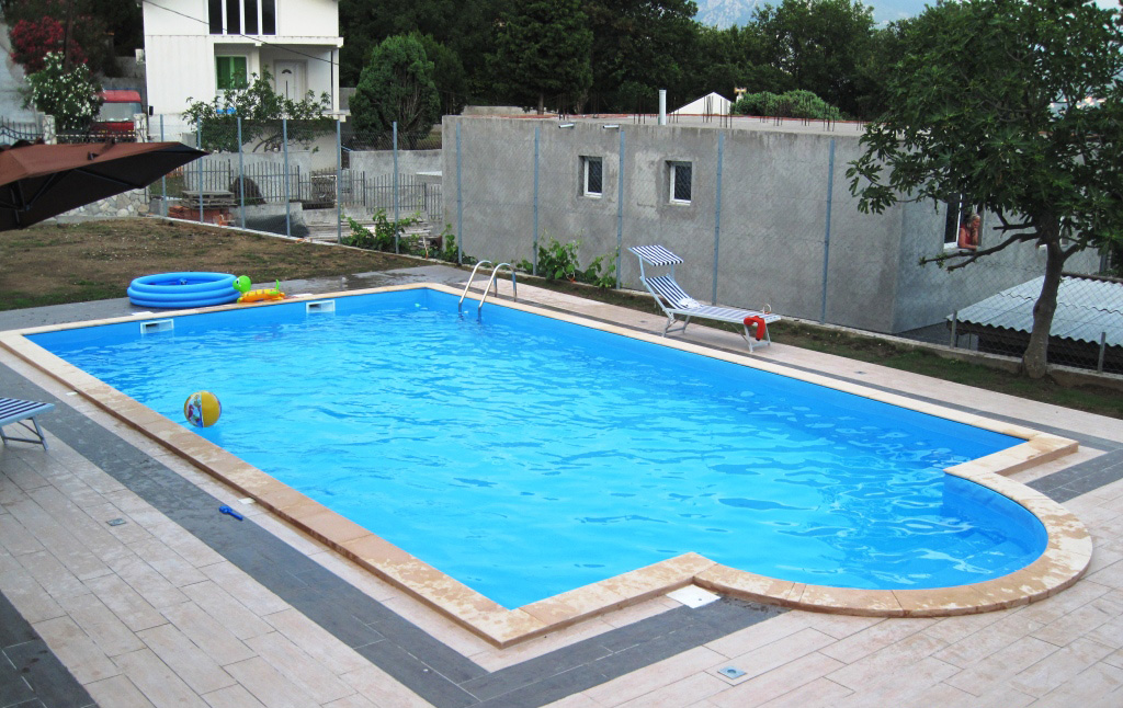 Stilvoller Betonpool 6 × 3 m mit Keramikmosaik – ideale Lösung für kleinere Gärten