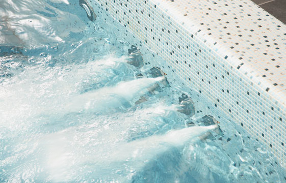 System-Hydromassagedüsen-„Aero-Jet“-im-Pool-für-ganzheitliche-Körpermassage Zusätzliche Ausstattung und Komfortfunktionen