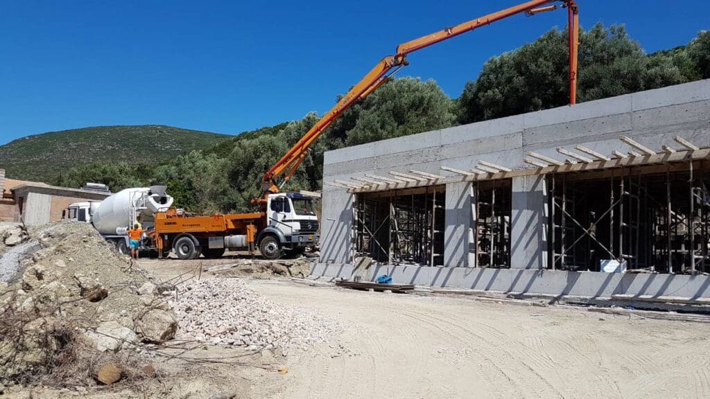 Výstavba betonových stěn – moderní technologie pro pevnost a stabilitu budovy.